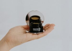 Rožių ir aviečių lūpų balzamas